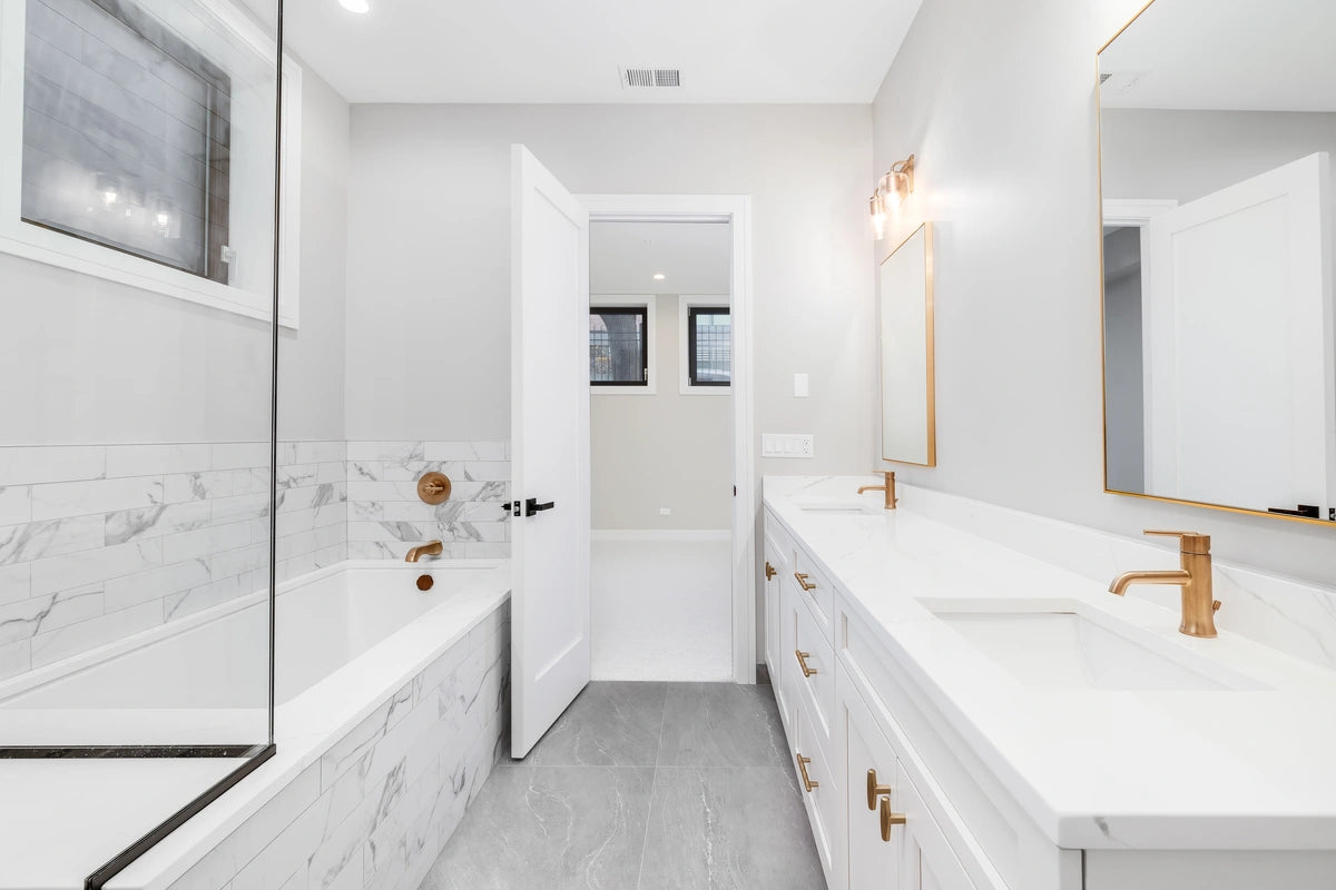luxurious-master-bathroom.webp__PID:2a683e2e-3232-41d6-a21c-23f6d6ab3347